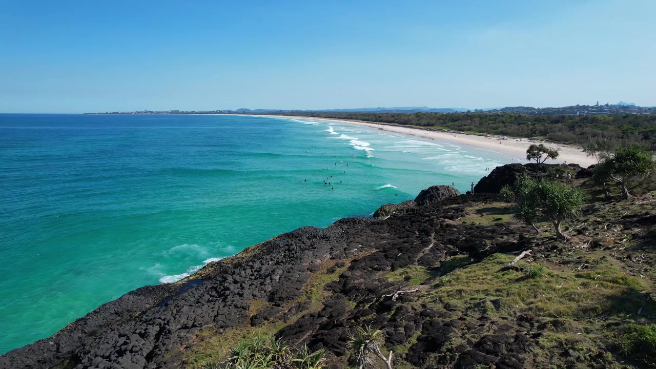 Turisti che si godono la spiaggia di Fingal Head nel Nuovo Galles del Sud, Australia - Ripresa con drone.