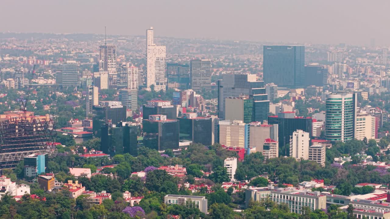 Toma panorámica con dron de la Ciudad de México cubierta por el smog primaveral.