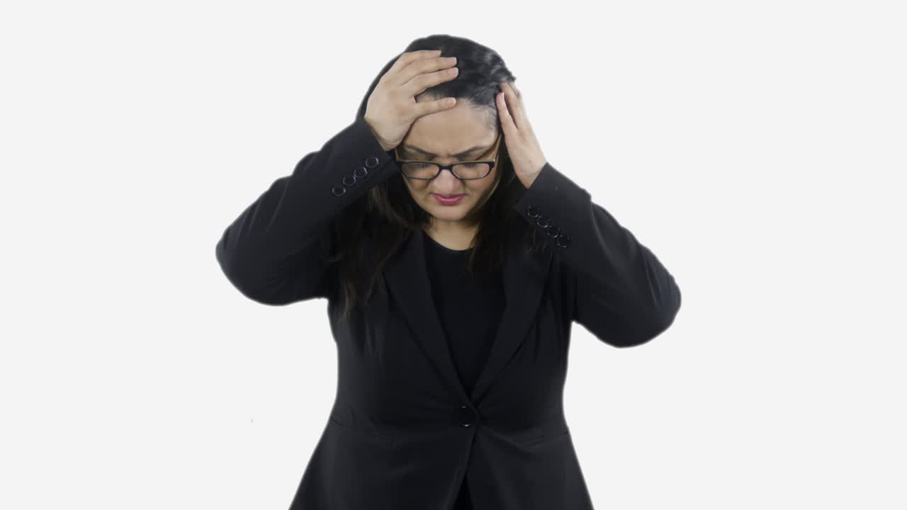 영국 아시아 인도 여성은 고민하고 화가