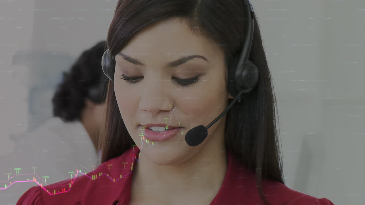 animación de estadísticas y procesamiento de datos sobre una mujer de negocios con auriculares de teléfono