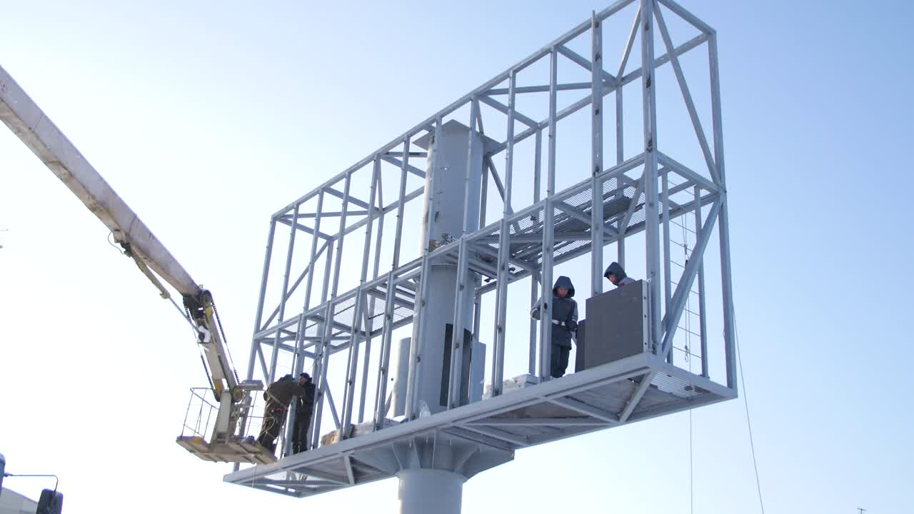 instalación de un gran cartel de anuncios con led