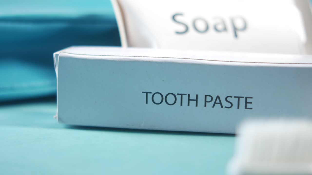 pasta de dientes y jabón en un kit de hotel o de viaje