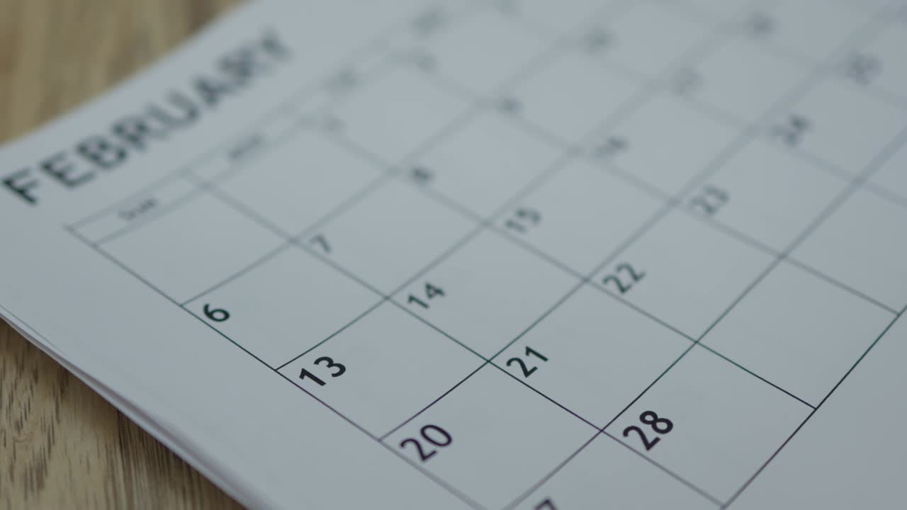 corazón roto dos mitades papel rojo cayendo en febrero 14 mes calendario amor