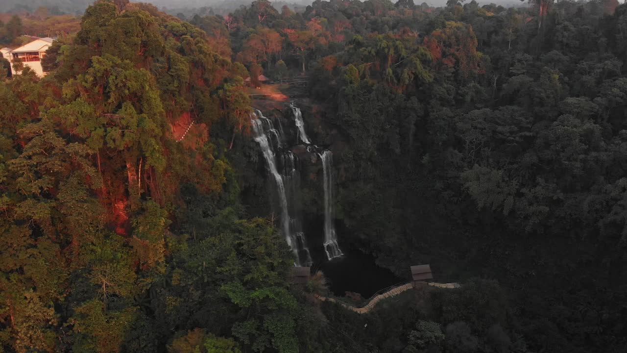 catarata de gneuang en laos durante la puesta de sol, vista desde el aire