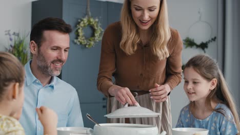 Familia-Caucásica-A-Punto-De-Comenzar-Una-Cena-De-Pascua-En-Casa.