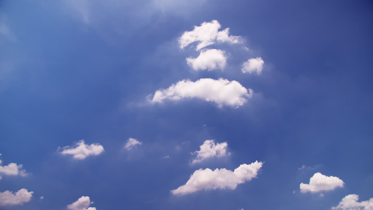 구름이 있는 아름다운 파란 하늘, 구름과 태양이 있는 파란 하늘