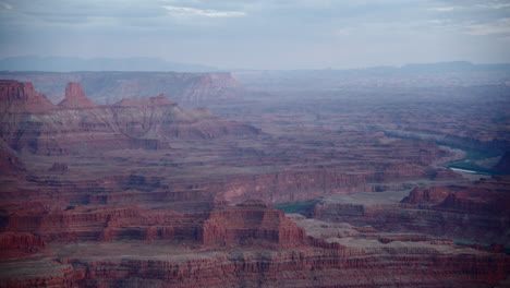 Schluchtlandschaft-Im-Dead-Horse-Point-State-Park-In-Utah-In-Der-Abenddämmerung