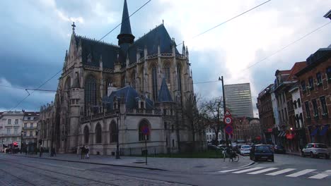 Bruselas,-Bélgica,-Grafiti,-Mural,-Metro,-átomo,-Autobús,-Estatuas-Y-Plazas-En-Cámara-Lenta