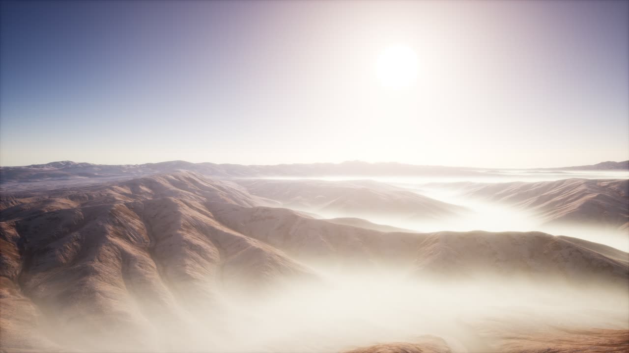 아침 에 깊은 안개 가 있는 산악 풍경