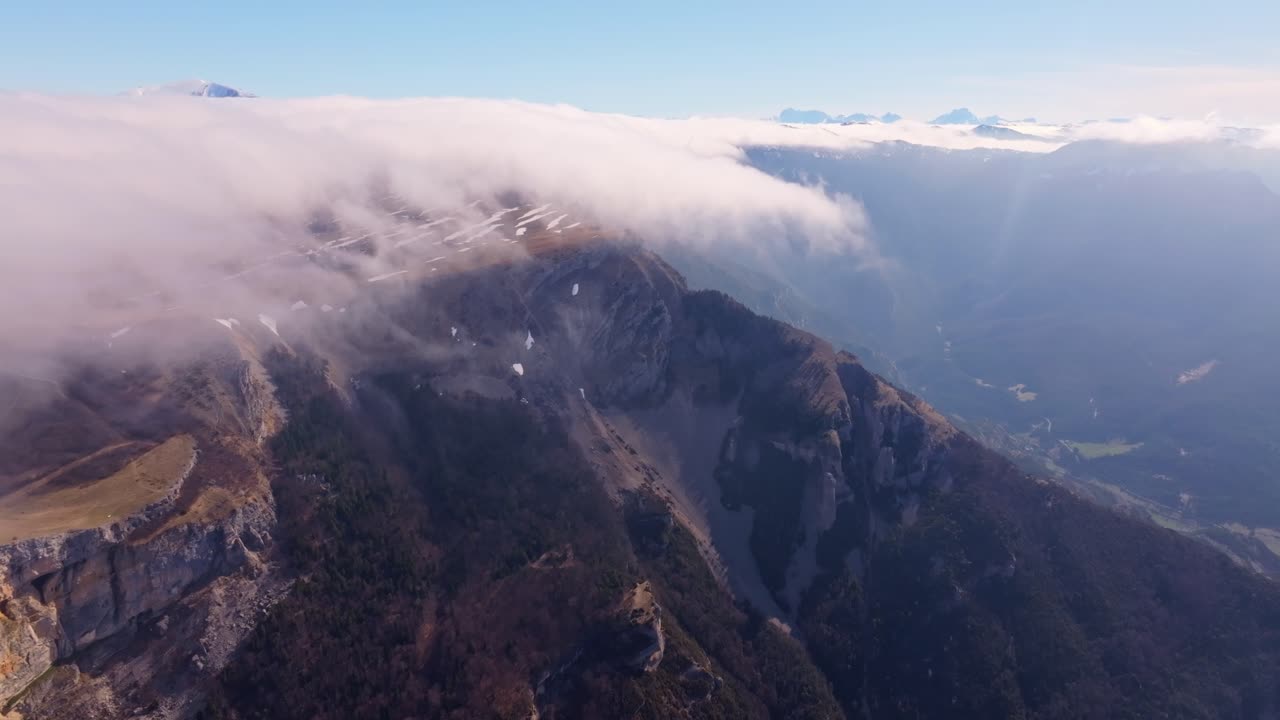 Un drone survole le Col de Rousset avec du brouillard dans la vallée