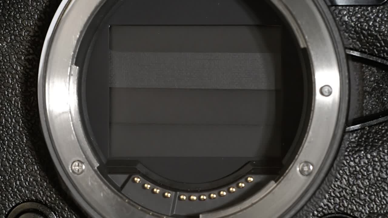 루프 재생으로 카메라 셔터: 슈퍼 슬로 모션 카메라 1000fps에서 카메라 바디 내부의 셔터 메커니즘의 작동.