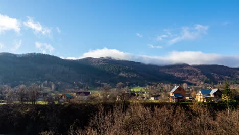 el tiempo de la mañana brillante en el pueblo de la montaña