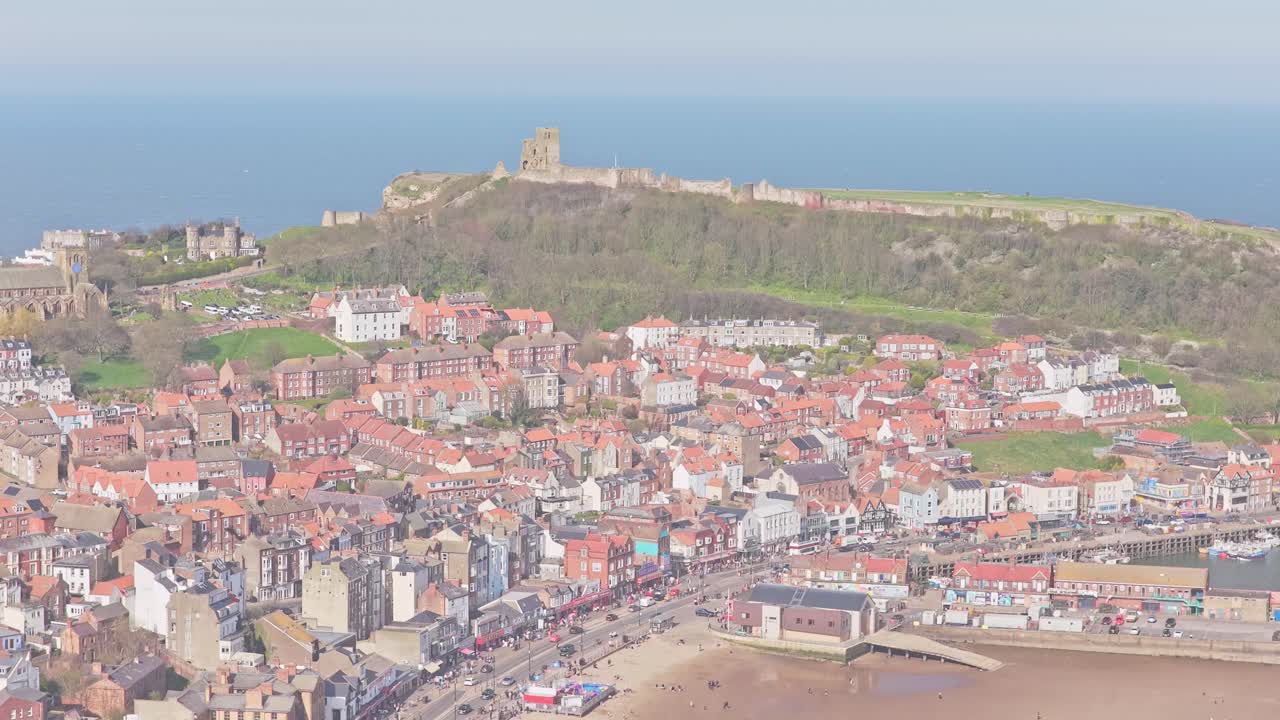 Scarborough North Yorkshire Regno Unito che mostra il centro storico sotto il promontorio del castello con la passerella Spa Cliff che collega South Cliff al lungomare sopra South Bay e la costa del Mare del Nord, ripresa aerea.