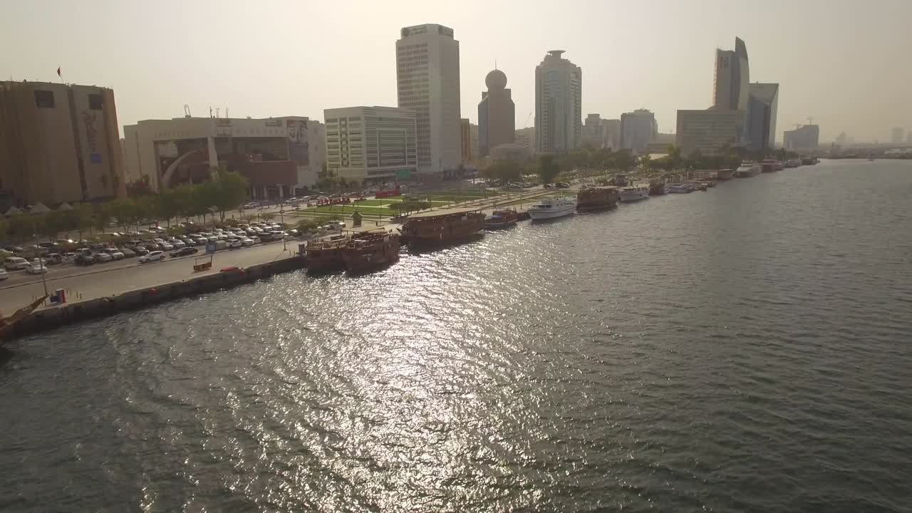 el centro histórico de los emiratos árabes unidos. amanecer. 4k