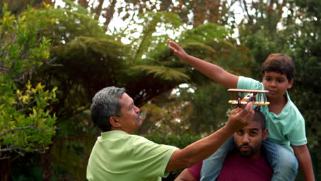 Familia-Multigeneracional-Divirtiéndose-En-El-Jardín