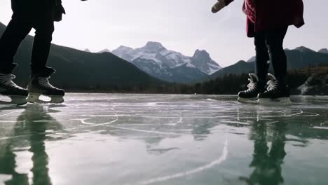 pareja patinando juntos en un lago congelado