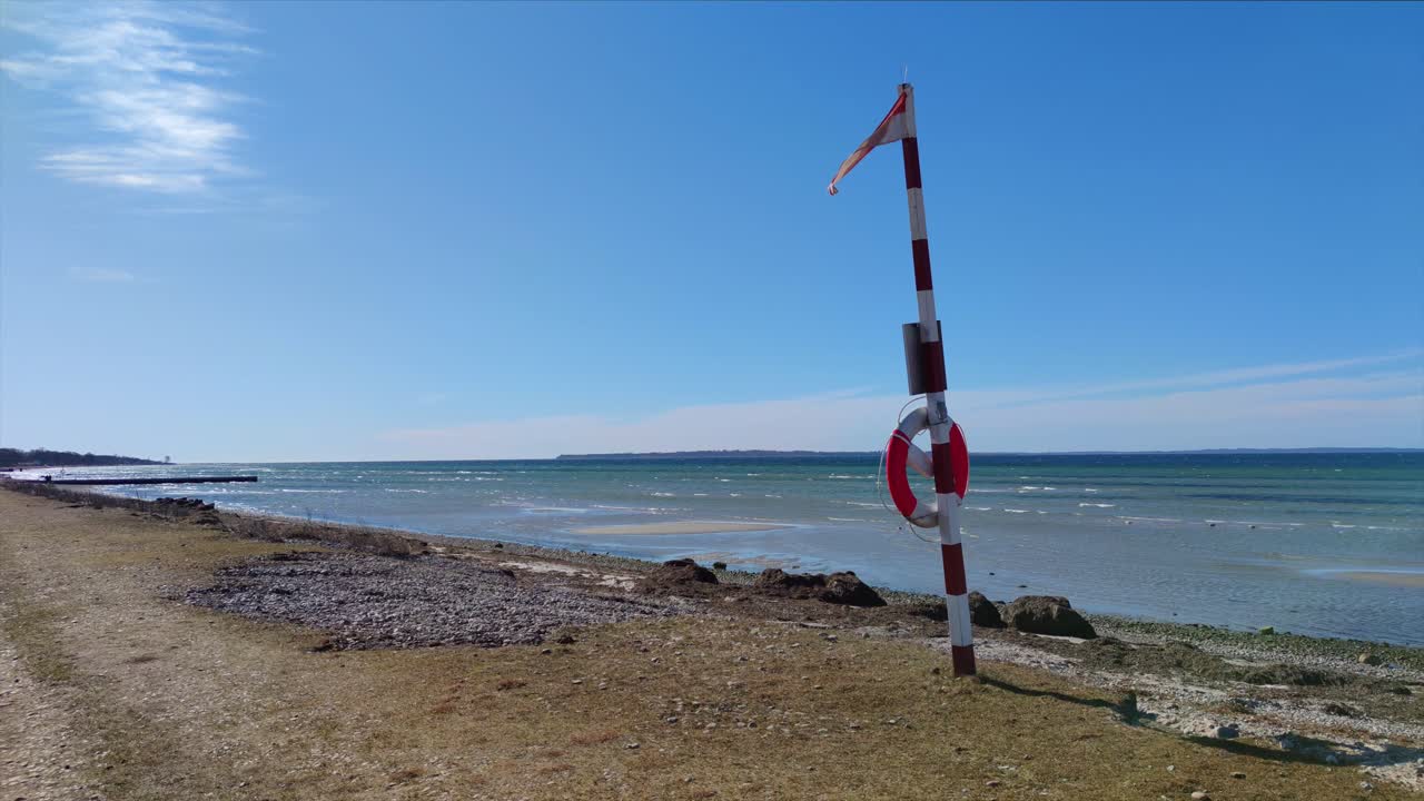 바람 부는 날에 펄럭이는 깃발