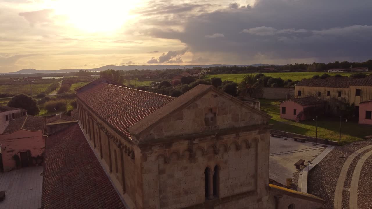pintoresca vista aérea de la antigua fachada de la iglesia de tratalias, hora dorada, adelante