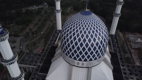 imágenes aéreas - sobrevuelo de una mezquita en un día nublado.