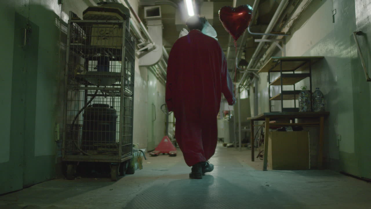 지하실에 있는 조롱거리