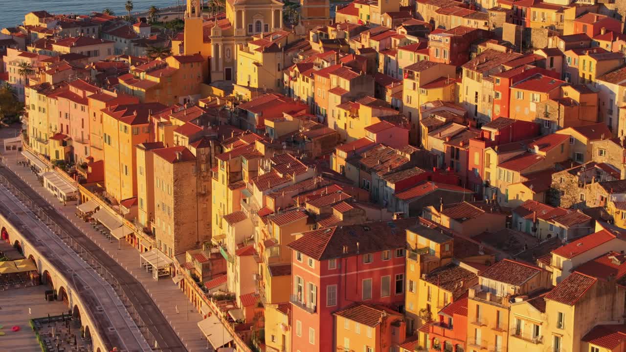Il centro storico di Mentone risplende in una dolce alba costiera, Francia