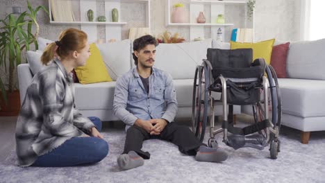 un joven discapacitado y su novia charlan en casa.