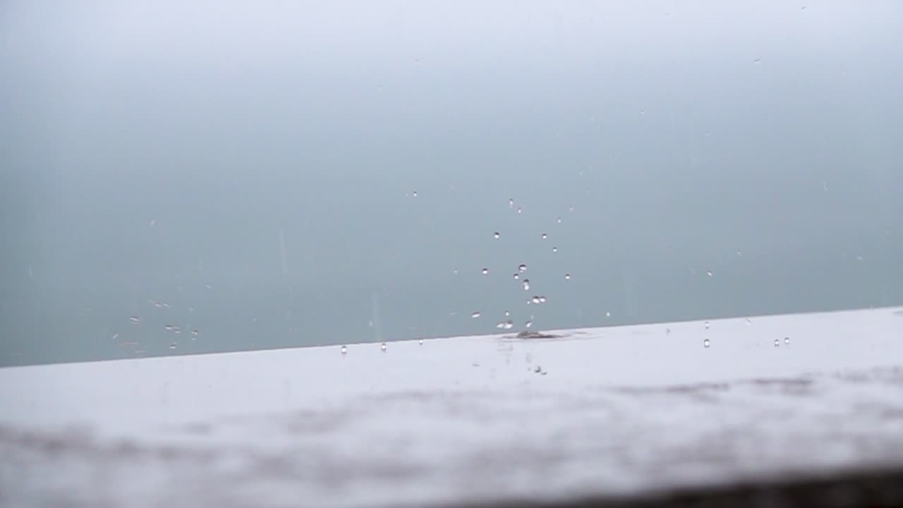 안개 가 많은 날씨 에 표면 에 비 가 떨어지는 것