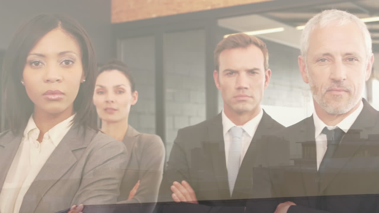 video compuesto de diversos hombres de negocios de pie juntos en la oficina contra edificios altos