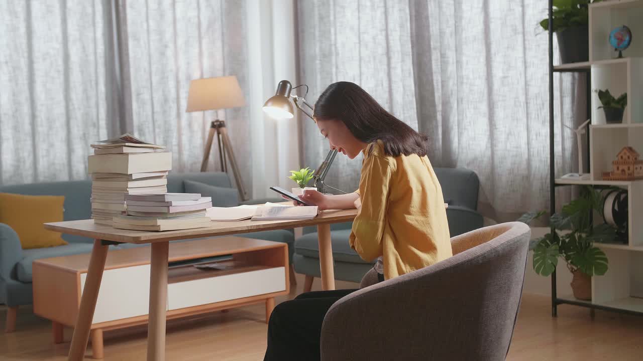 집에서 공부하는 젊은 여성