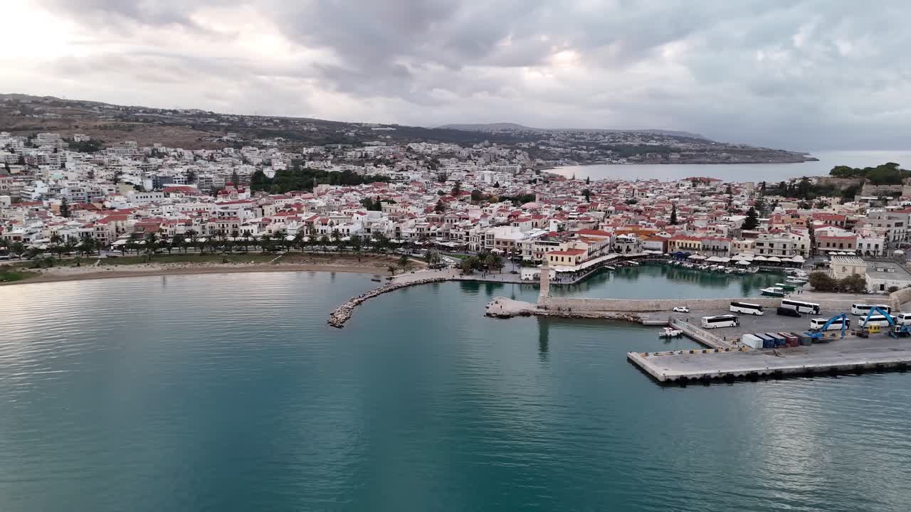 Bulutlu bir günde Resmo sahil şehrinin ve eski limanının çarpıcı panoramik havadan görünümü