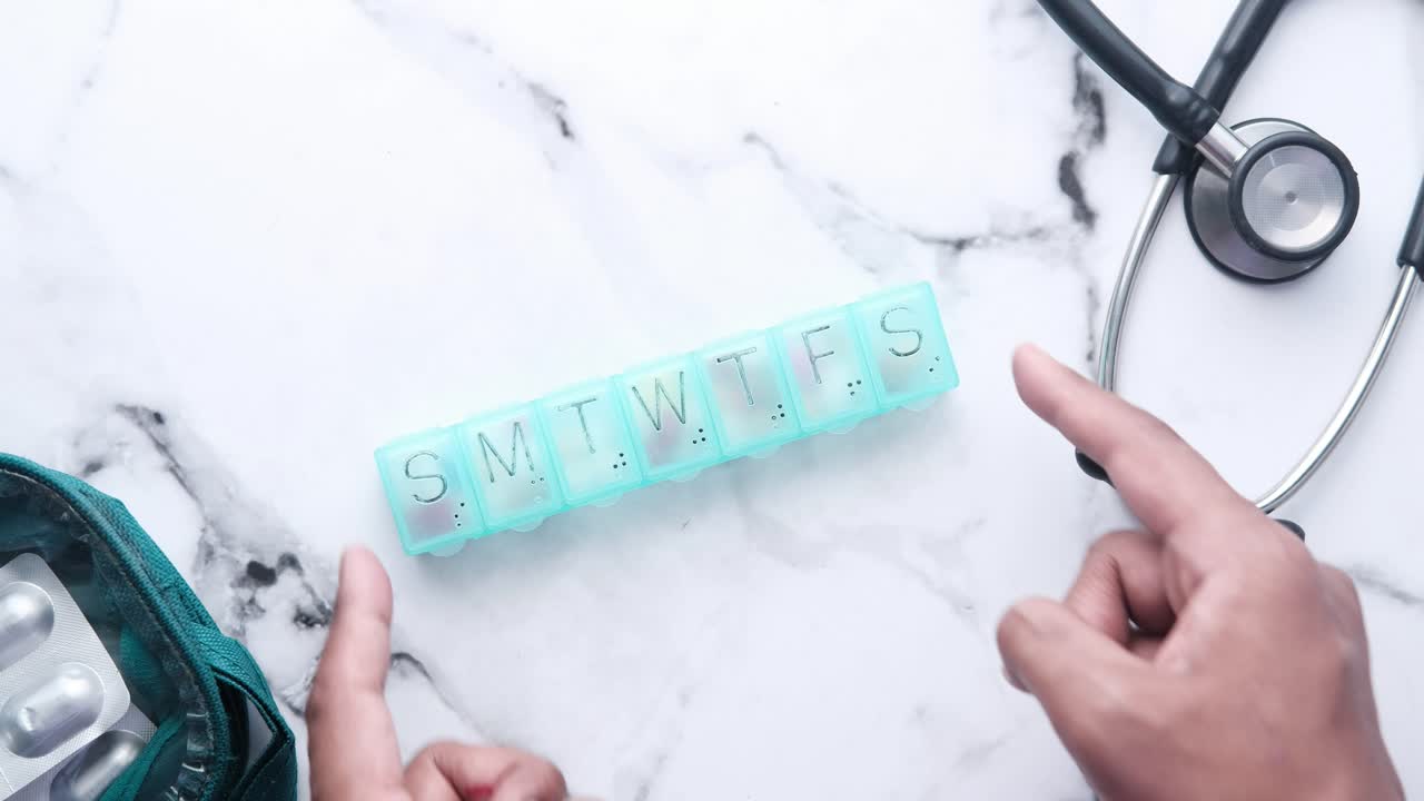 스테토스코프와 함께 매일의 알약 조직기