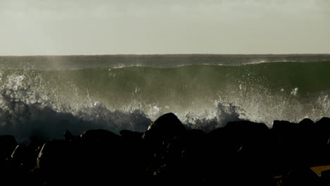 Grandes-Olas-Se-Elevan-Y-Rompen-En-Una-Costa-1