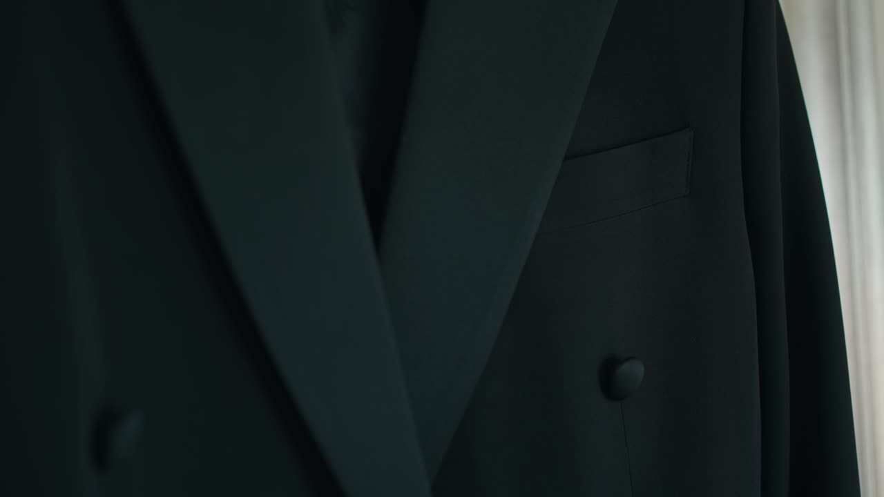 Primer plano del novio con una elegante chaqueta de traje de boda