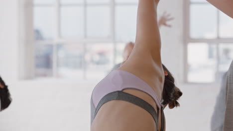 clase de yoga hermosa mujer caucásica practicando pose de guerrero inverso instructor de fitness enseñando a un grupo de mujeres multiétnicas práctica de meditación saludable en un estudio de entrenamiento