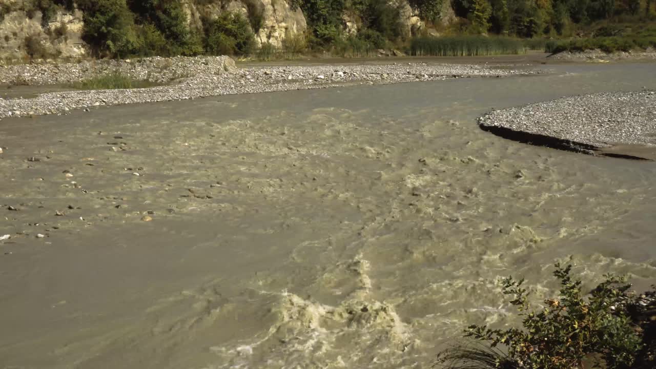 primer plano de agua de río fangosa áspera y entrecortada, después de la lluvia