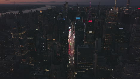 Antena:-Vuelo-De-Drones-De-Manhattan-Por-La-Noche-Con-Luz-De-Ciudad-Brillante-En-La-Ciudad-De-Nueva-York