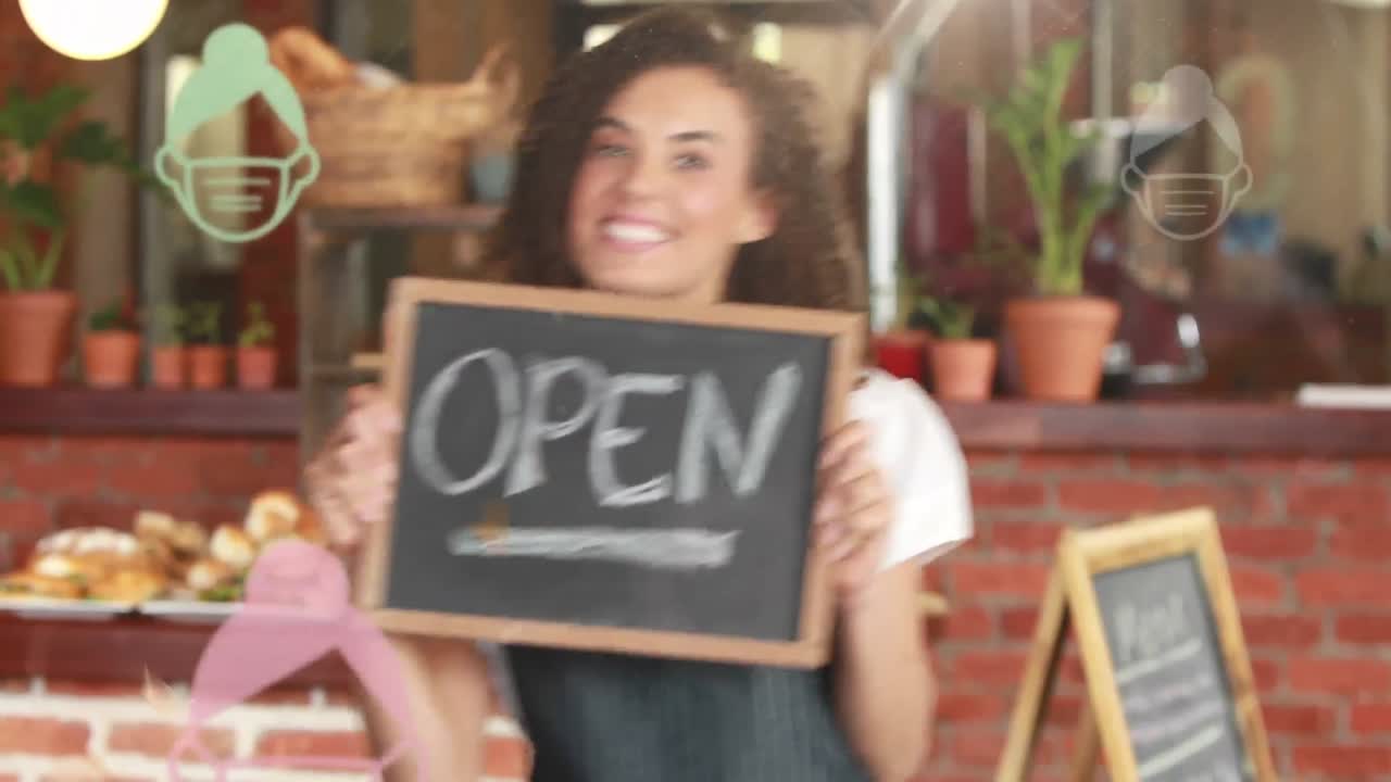 Animação de ícones de pessoas usando máscaras flutuando sobre uma mulher mestiça segurando um letreiro "Aberto".