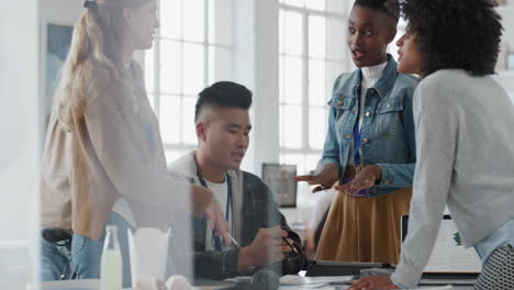 Ein-Vielfältiges-Team-Von-Geschäftsleuten-Trifft-Sich-Zum-Brainstorming-Und-Tauscht-Ideen-Für-Die-Entwicklung-Der-Startup-Projektplanung-Im-Büro-Aus