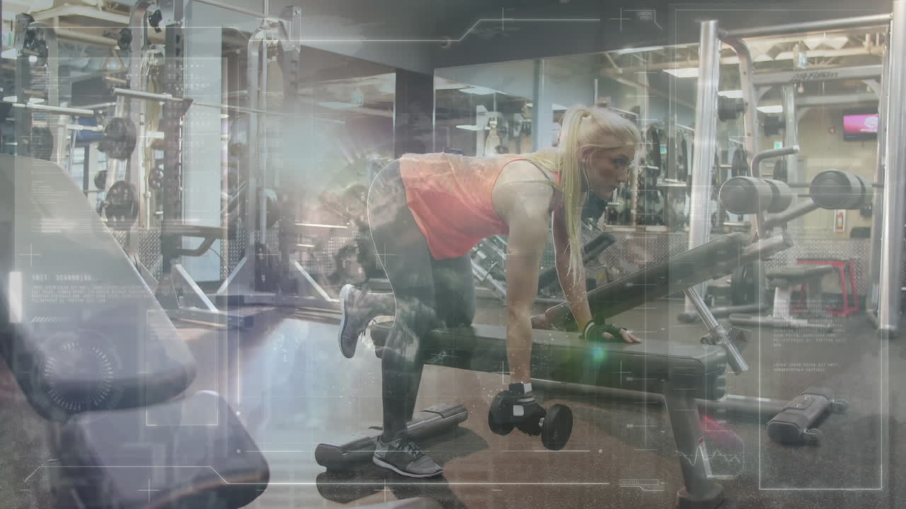 체육관에서 운동하는 여성에 대한 스 ⁇  스캐닝과 데이터 처리의 애니메이션