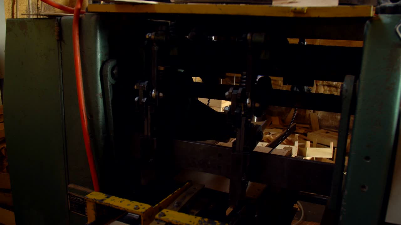 나무판의 자동 공급