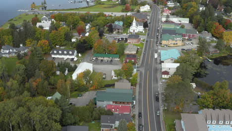 Impresionante-Vista-Aérea-Del-Centro-De-Rangeley,-Maine