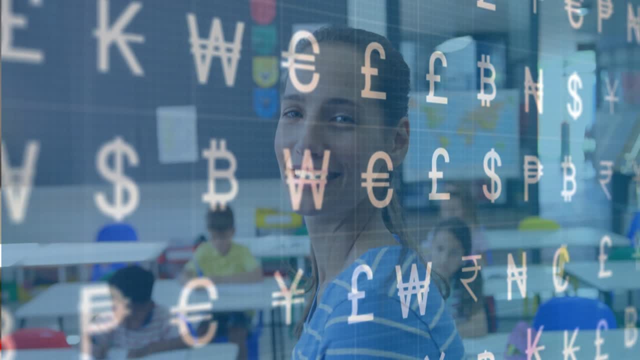 Lezione di finanza che inizia con l'insegnante che si gira verso la telecamera sorridendo, mentre delle valute fluttuano sopra la testa.
