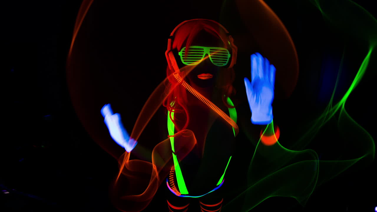 mujer que brilla intensamente uv 19