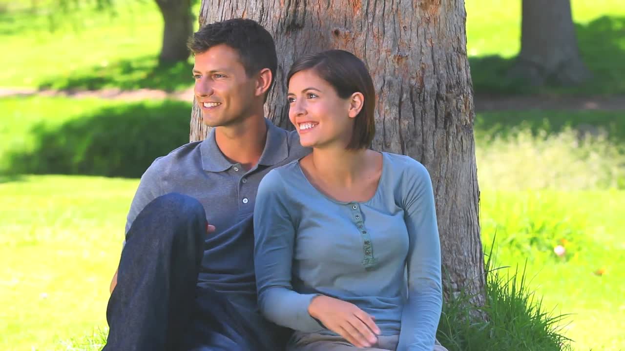 사과를 나누는 젊은 부부