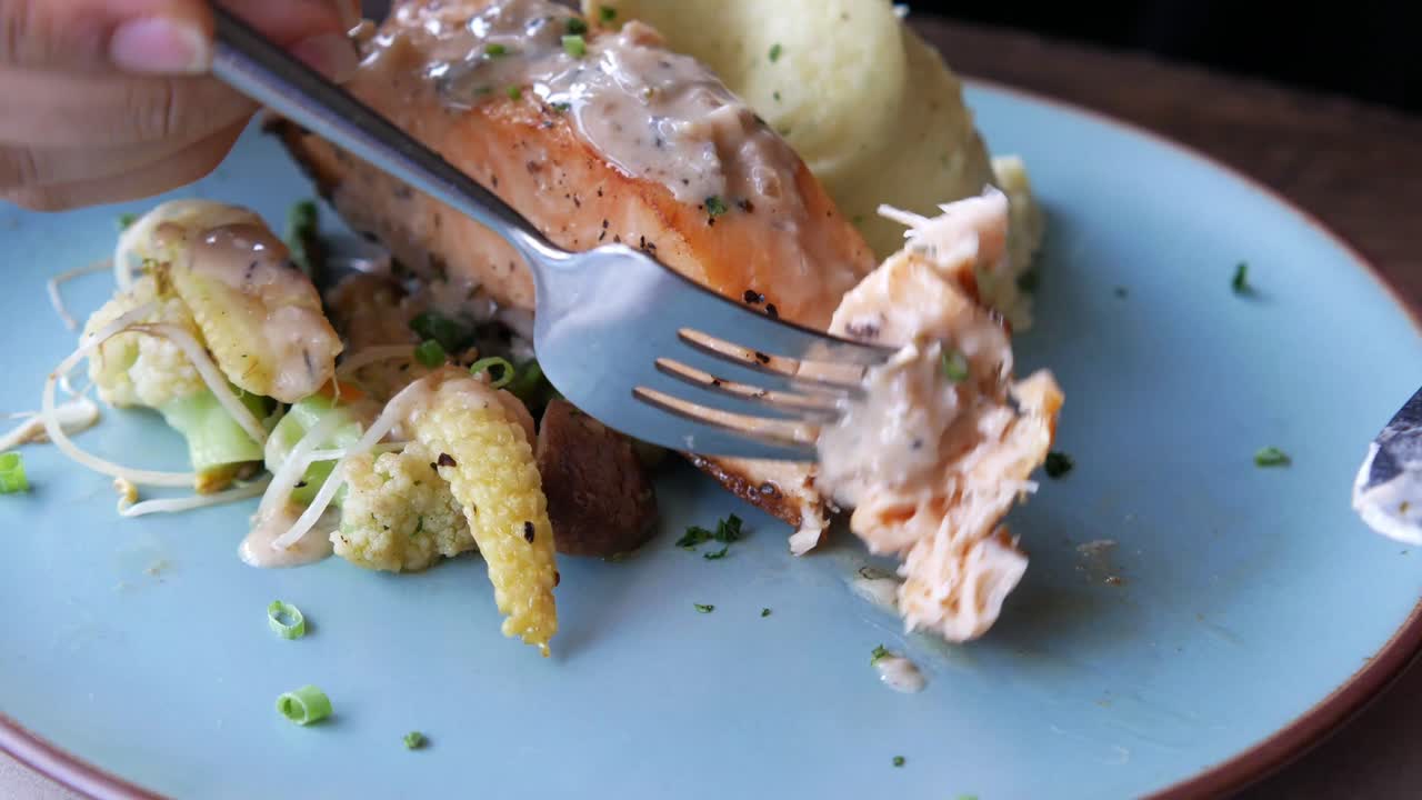 cena de salmón con puré de patatas y verduras