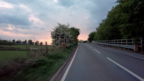 reino unido pov ciclismo conducción nube de tormenta y puesta de sol
