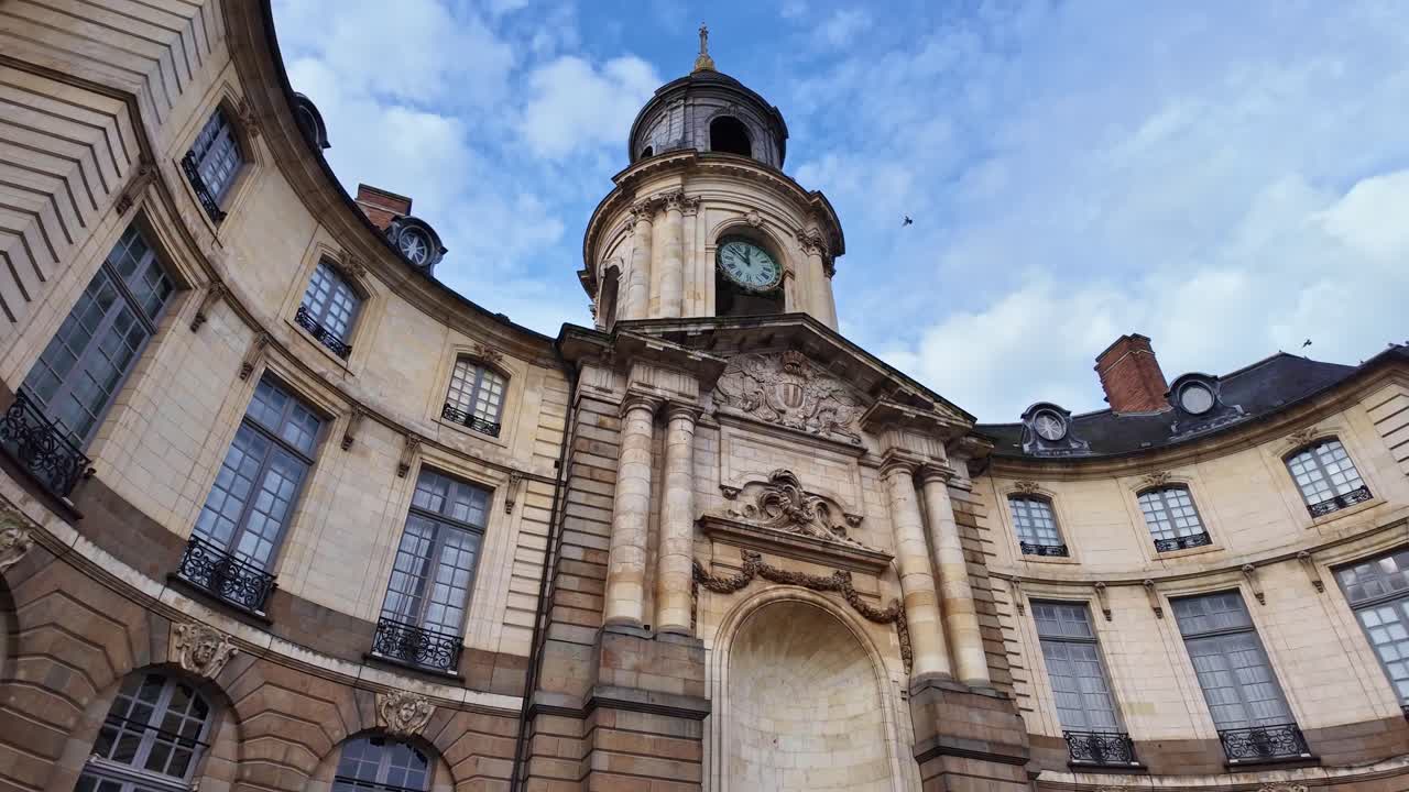 렌 시청, 메리 광장, 프랑스. 낮은 각도 pov, 하늘 배경