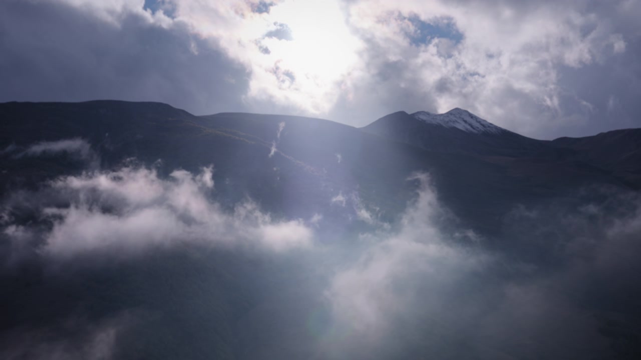 Lumière du soleil filtrant à travers des nuages en mouvement