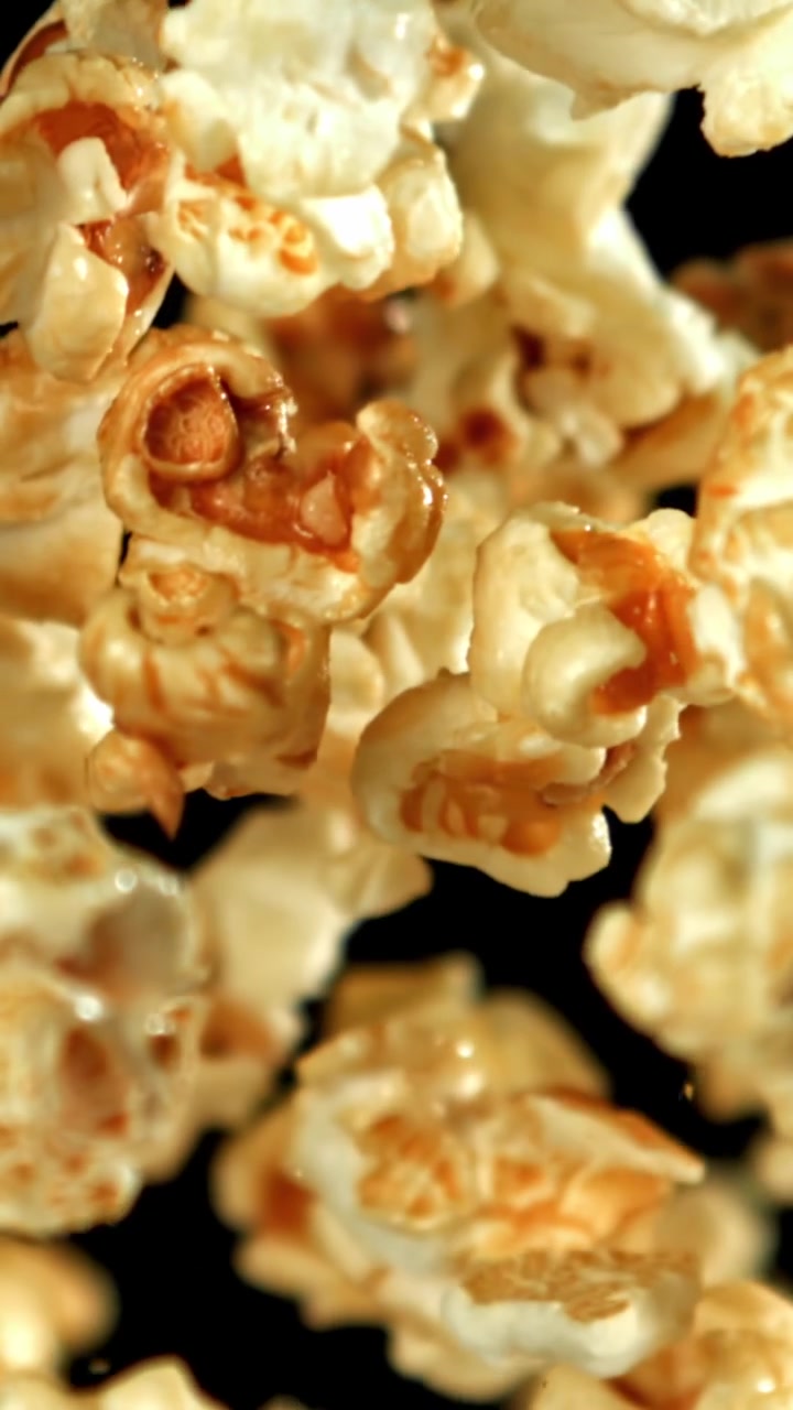 Deliziosi popcorn al caramello che cadono al rallentatore