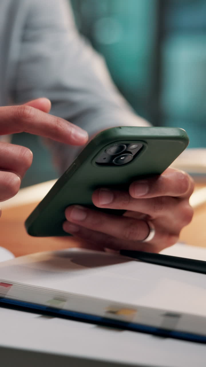 Nærbillede af hænder, der tapper og swiper på en smartphone.